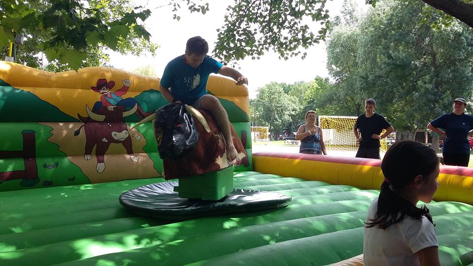 Fiú a rodeó bikán